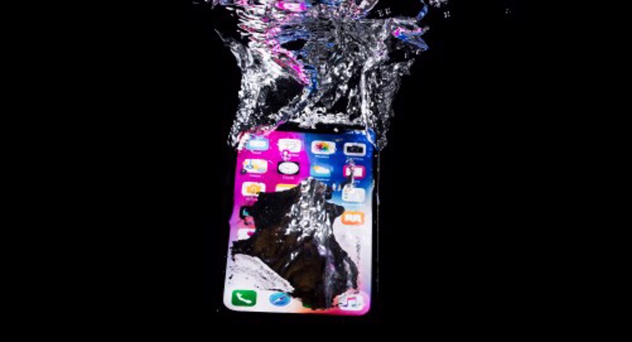 Cosa fare se il telefono cade in acqua?